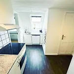 Modern For 6 In Center דירה *