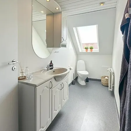 Modern For 6 In Center *