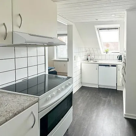 Modern For 6 In Center *