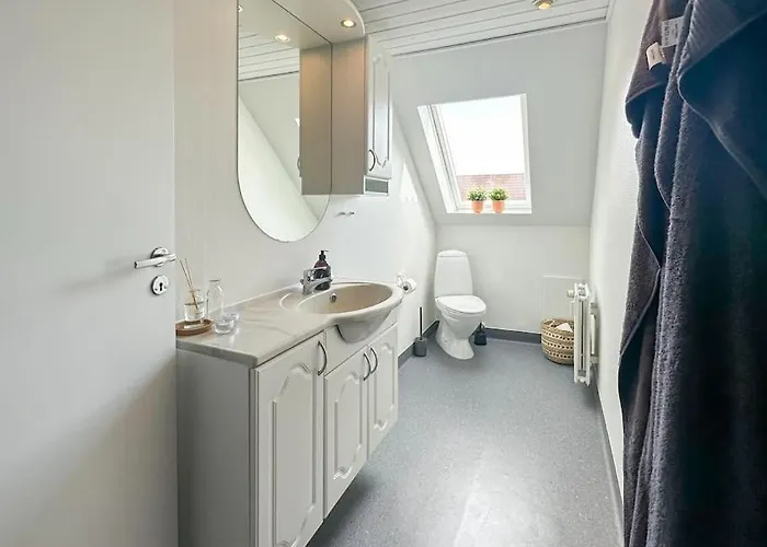 Modern For 6 In Center *